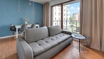 Deluxe-Apartment, Balkon, Flussblick | Wohnbereich | Flachbildfernseher