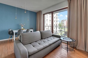 디럭스 아�파트, 발코니, 강 전망 | 거실 공간 | 평면 TV