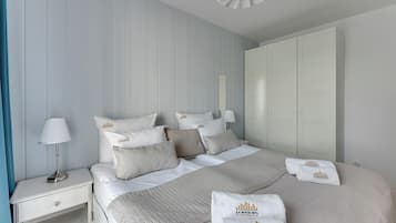 Deluxe-Apartment, Balkon, Flussblick | Wohnbereich | Flachbildfernseher