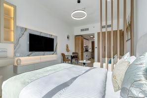 Studio – deluxe, 1 queensize-seng med sovesofa, balkong, byutsikt | Individuelt dekorert, individuelt innredet og skrivebord