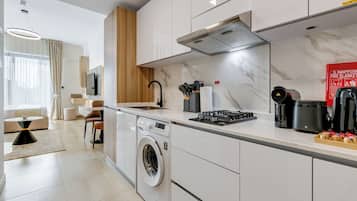 Deluxe-Studio, 1 Queen-Bett und Schlafsofa, Balkon, Stadtblick | Eigene Küche | Kühlschrank, Mikrowelle, Herdplatte, Wasserkocher mit Kaffee-/Teezubehör