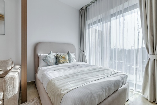 Studio Deluxe - 1 queensize-säng med bäddsoffa - balkong - utsikt mot staden | Individuell inredning, unika möbler, skrivbord och arbetsyta för laptop