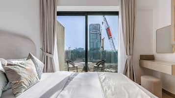 Deluxe-Studio, 1 Queen-Bett und Schlafsofa, Balkon, Stadtblick | Individuell dekoriert, individuell eingerichtet, Schreibtisch