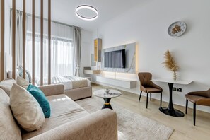 Deluxe-Studio, 1 Queen-Bett und Schlafsofa, Balkon, Stadtblick | Individuell dekoriert, individuell eingerichtet, Schreibtisch