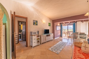 TV - Holiday Home 'Stefano' with Sea View, Private Terrace and Wi-Fi (golfo aranci)