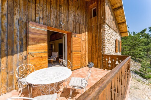 Chalet 'Mont Ventoux' with Mountain View, Private Terrace and Private Garden