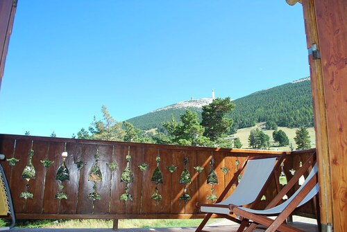 Chalet 'Mont Ventoux' avec vue sur la montagne, terrasse privée et jardin privé