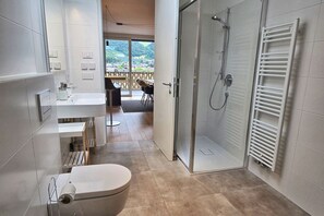 Douche, articles de toilette gratuits, sĂšche-cheveux, bidet