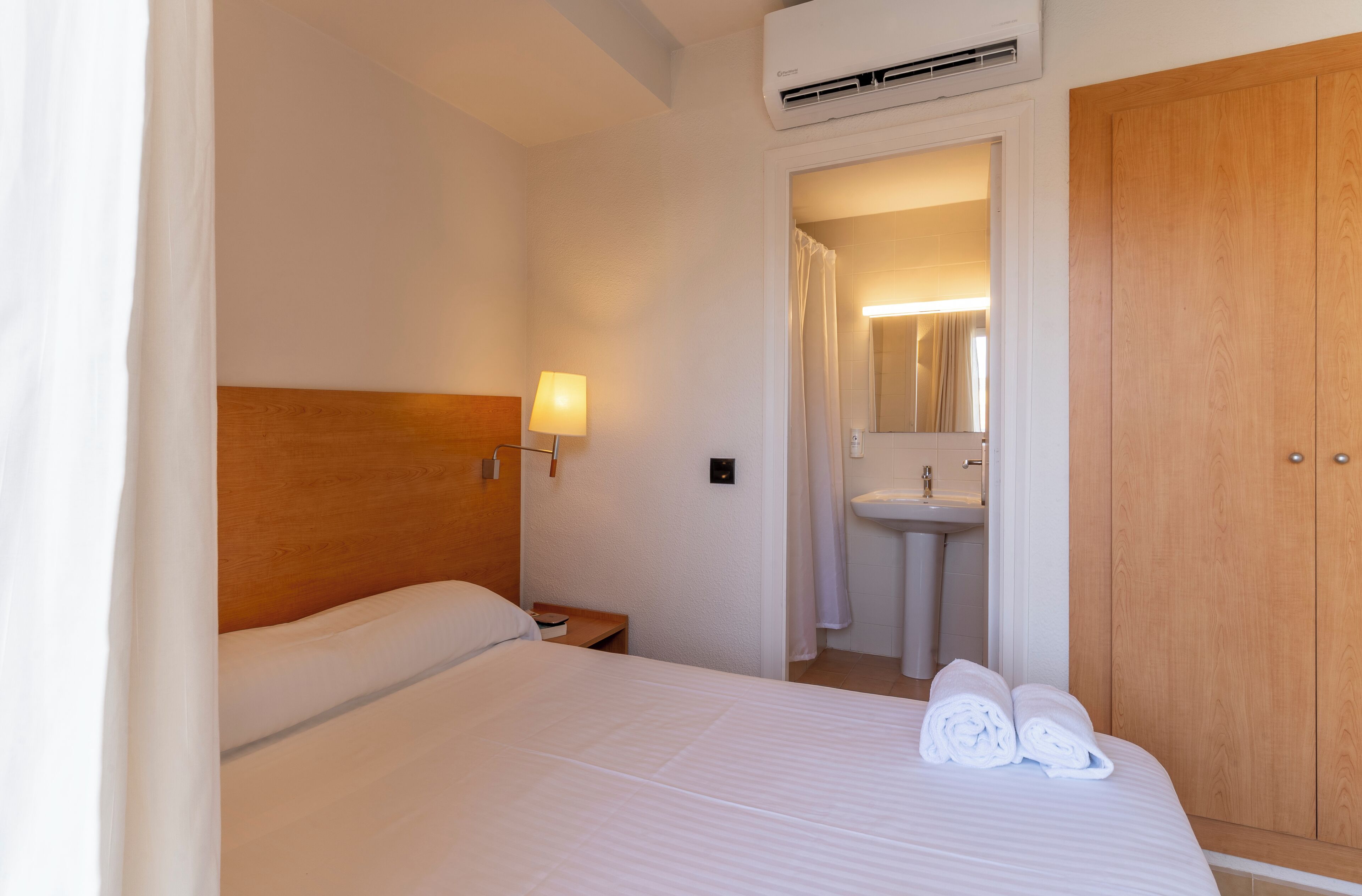 Habitación individual económica, balcón | Cortinas opacas, wifi gratis, ropa de cama