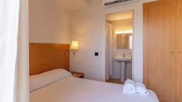 Habitación individual económica, balcón | Cortinas opacas, wifi gratis, ropa de cama