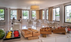 Free daily buffet breakfast - BAY HOTEL (Roses)