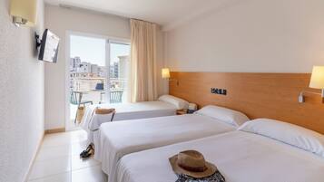 Chambre Triple, balcon | Rideaux occultants, Wi-Fi gratuit, draps fournis