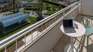 Chambre Triple, balcon | Rideaux occultants, Wi-Fi gratuit, draps fournis