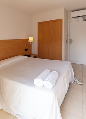 Chambre Double ou avec lits jumeaux | Rideaux occultants, Wi-Fi gratuit, draps fournis