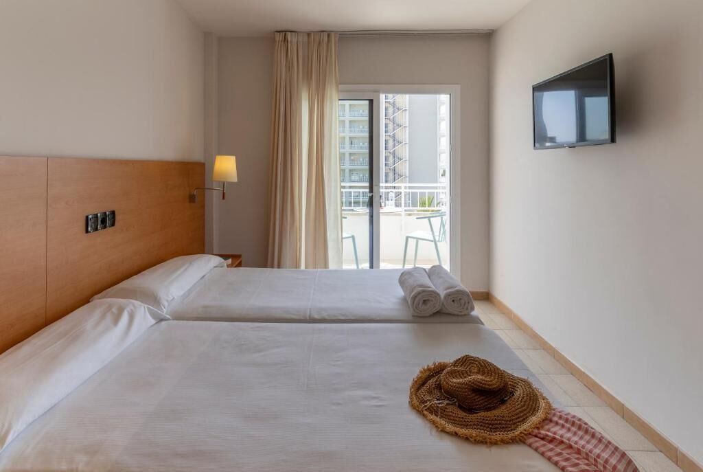 Blackout drapes, free WiFi, bed sheets