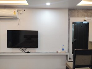 Deluxe Room | Desk, laptop workspace, free WiFi