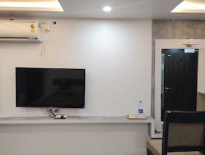 Deluxe Room | Desk, laptop workspace, free WiFi