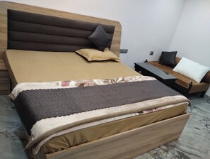 Deluxe Room | Desk, laptop workspace, free WiFi