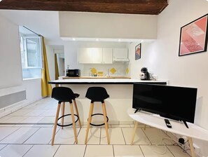 Refrigerador, microondas, cafetera y tetera y tetera eléctrica 