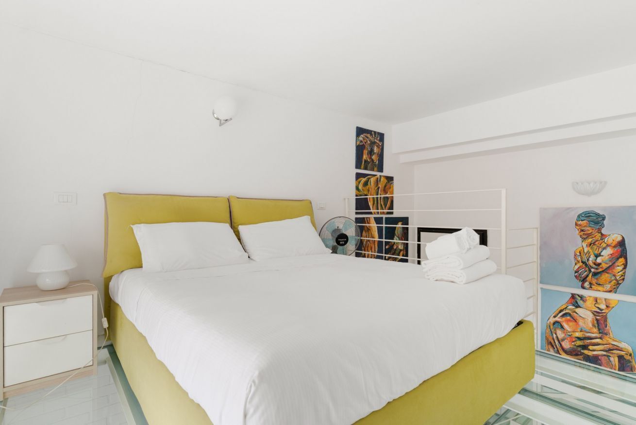 1 chambre, fer et planche à repasser