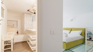 Una camera da letto con un letto, un comodino e un'area vetrata.