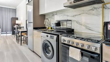 Refrigerador, microondas, horno y parrilla de estufa