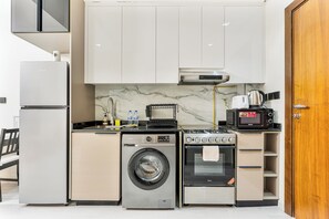 Jääkaappi, mikroaaltouuni, uuni, liesi