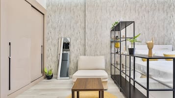 Caja de seguridad en la habitación y tabla de planchar con plancha