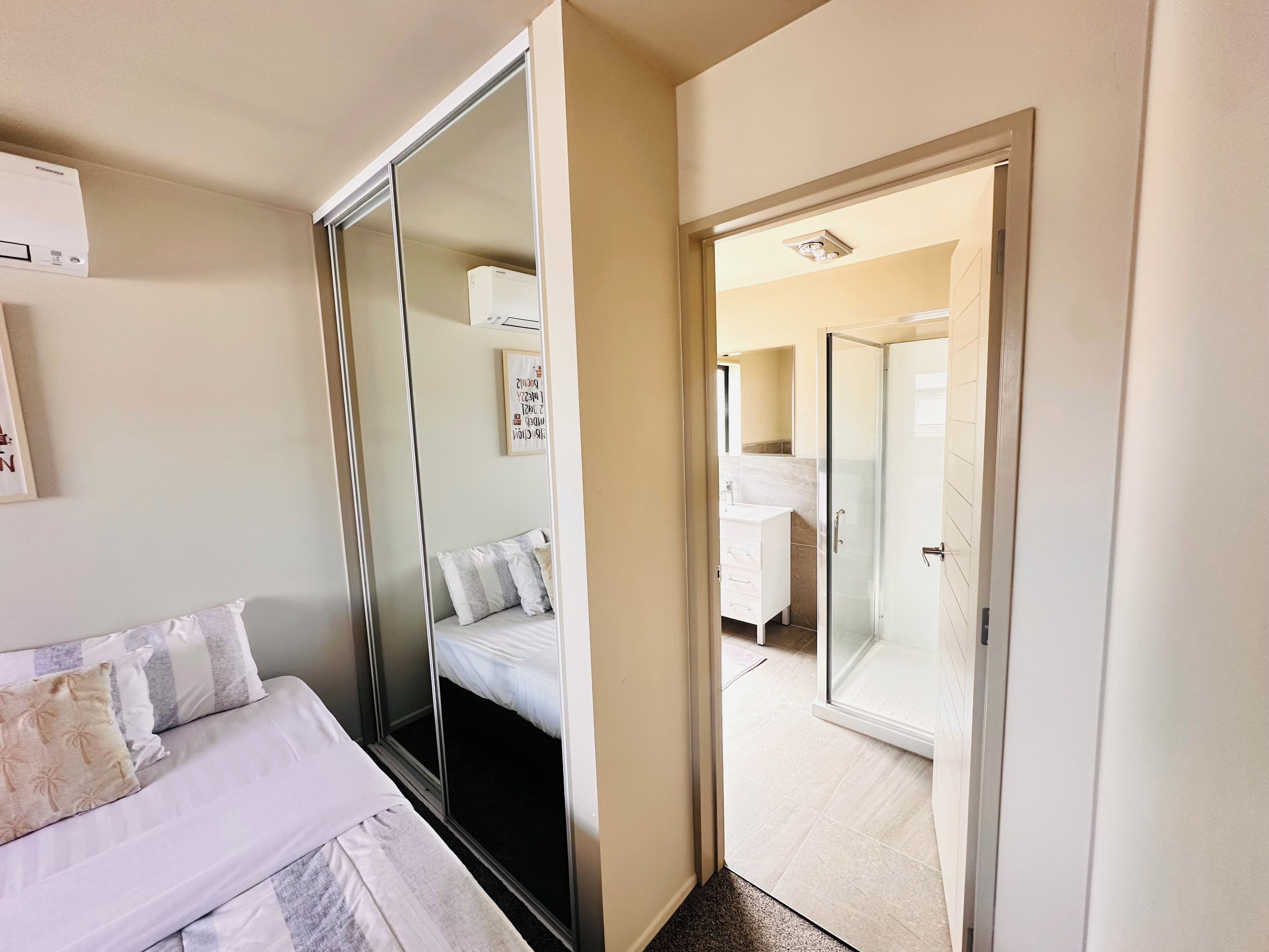 5 bedrooms, iron/ironing board, internet, bed sheets