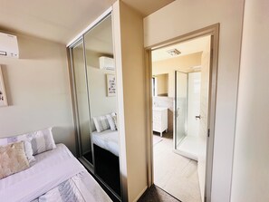 5 bedrooms, iron/ironing board, Internet, bed sheets