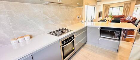 Micro-ondes, four, plaque de cuisson, lave-vaisselle