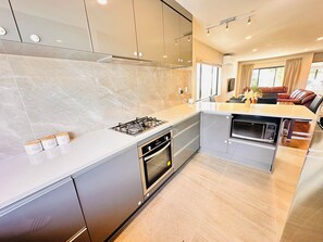 Réfrigérateur, four à micro-ondes, un four, surface de cuisson