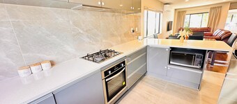 Modern Family Retreat Near Auckland City & Airport, Nearby Shopping mall