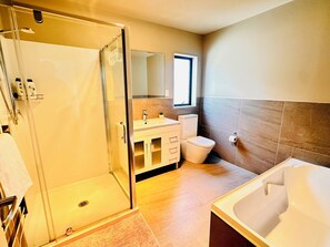 Dusche, Haartrockner, Handtücher