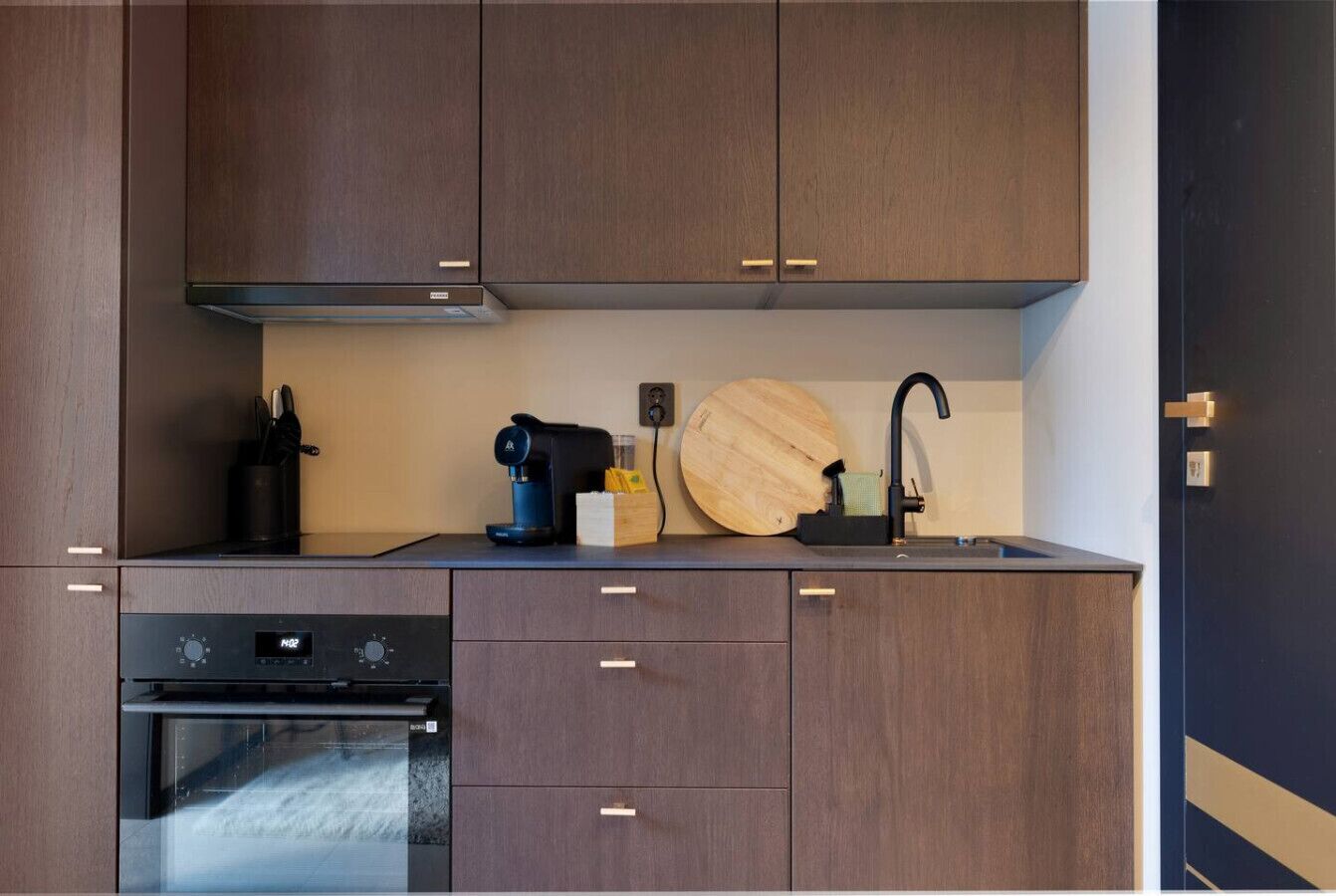 Kjøleskap, mikrobølgeovn, ovn og kokeplater