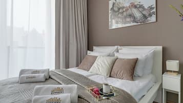 Deluxe Studio, Balcony, Courtyard View | Living area | Flat-screen TV