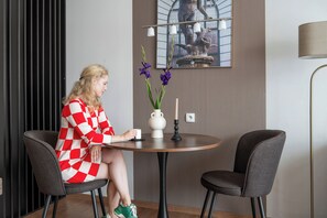 Estudio Deluxe, balcón, vista al patio | Área de sala de estar | Televisión de pantalla plana 