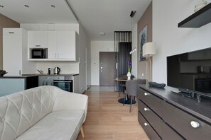 Studio Deluxe, balcon, vue cour intérieure | Coin séjour | Télévision à écran plat
