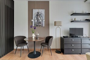 Deluxe Studio, Balcony, Courtyard View | Living area | Flat-screen TV