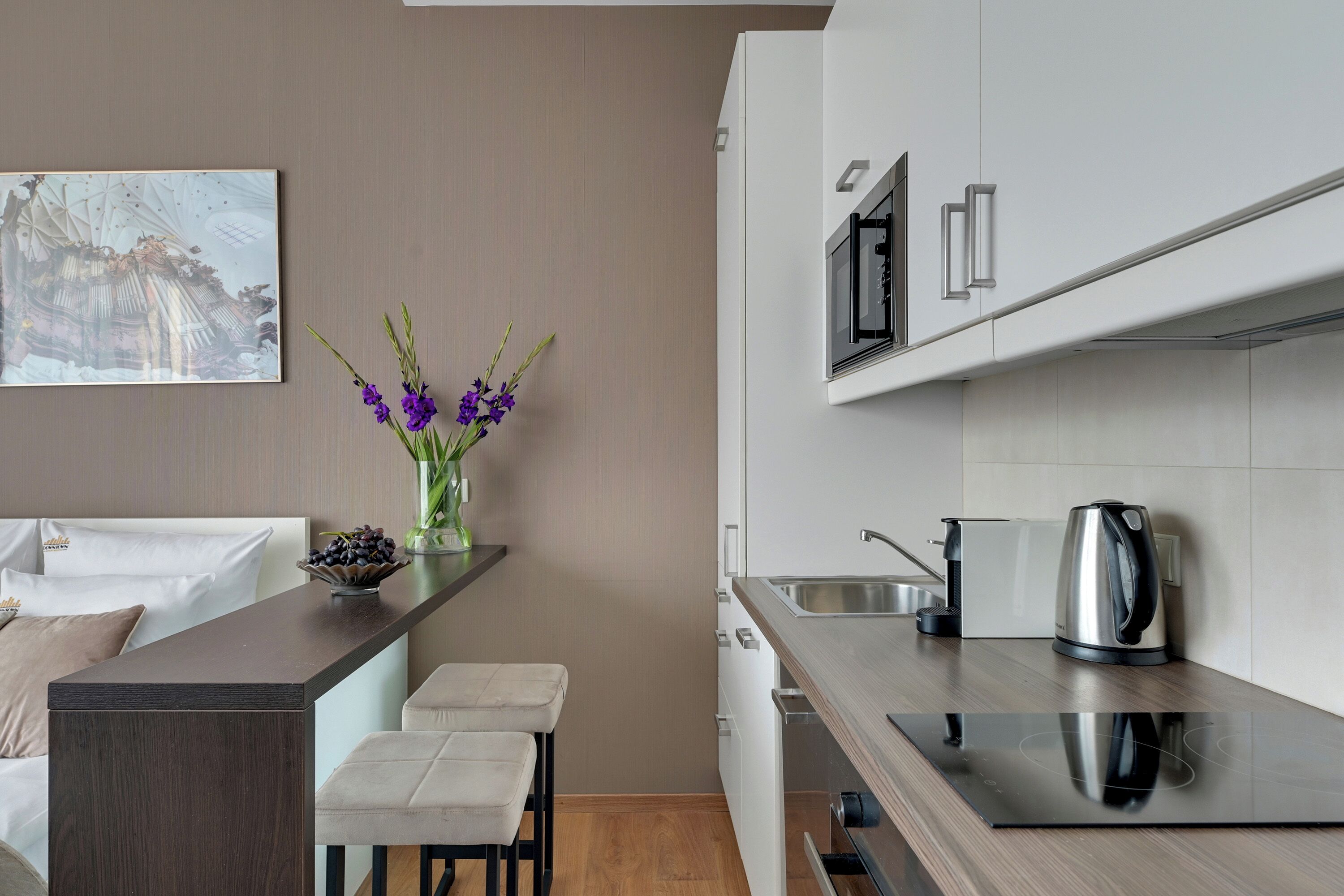 Estúdio luxo, sacada, vista para o pátio | Cozinha americana privada | Cafeteira/chaleira, chaleira elétrica, cadeirão de bebê, chapa