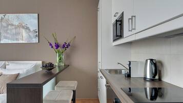 Deluxe Studio, Balcony, Courtyard View | Private kitchenette