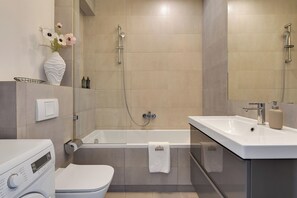 Estudio Deluxe, balcón, vista al patio | Baño | Secadora de cabello, toallas, jabón, shampoo 