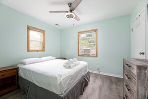 1 bedroom, free WiFi, bed sheets - Rennie Lake Hideaway Cottage (Traverse City)