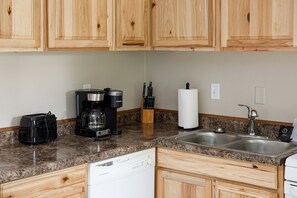 Fridge, microwave, oven, stovetop - Rennie Lake Hideaway Cottage (Traverse City)