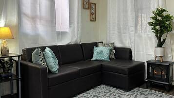 Apartment, 3 Bedrooms, Balcony, Garden View | Living room