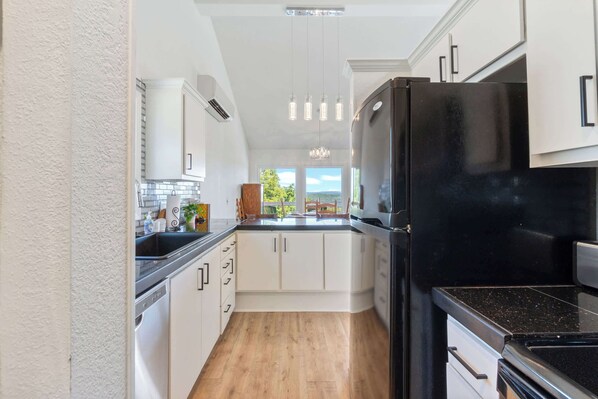 Réfrigérateur, four à micro-ondes, un four, surface de cuisson