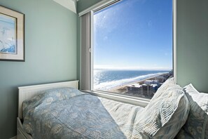 3 habitaciones, tabla de planchar con plancha, internet y ropa de cama