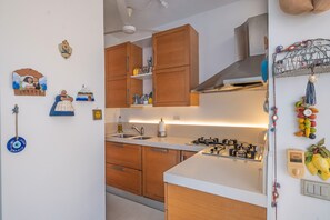 Køleskab, mikrobølgeovn, ovn, kogeplade