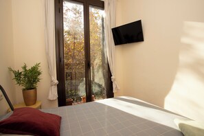 2 bedrooms, iron/ironing board, internet, bed sheets