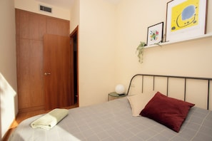 2 habitaciones, tabla de planchar con plancha, internet y ropa de cama 